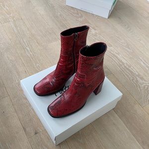 Red snake ankle boots | L’intervalle